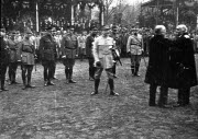 G. Clemenceau à la remise du baton de maréchal au Général Pétain est embrassé par Poincaré