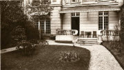 Appartement de Clemenceau - vue ancienne du jardin axée sur la façade et le perron