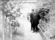 Georges et Albert Clemenceau dans le jardin de la rue Franklin