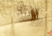 Georges et Albert Clemenceau dans le jardin devant le mur de séparation avec St Louis de Gonzague