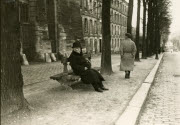 Rue des Réservoirs, Versailles, Clemenceau assis sur un banc, quelques semaines après avoir été victime d'un attentat