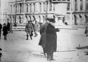 Georges Clemenceau en compagnie d'un officier dans le parc du Chateau de Versailles