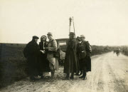 Georges Clemenceau  sur une route en compagnie d'une infirmière et d'offciers