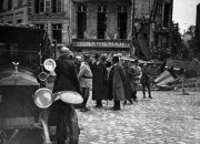 Georges Clemenceau dans une ville en ruines