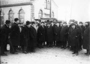 Georges Clemenceau entouré de civils et de militaires visitant un lieu qui pourrait être le Fort Kirchbach (série de 7 photos)