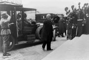 Arrivée de Clemenceau le jour de la signature du Traité de Versailles