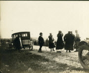 Clemenceau au bord d'une route en compagnie d'une infirmière, de militaires et d'un civil qui serait un senateur