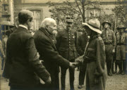 Clemenceau saluant un jeune scout