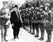 Clemenceau passant en revue des soldats canadiens en compagnie du General Pershing