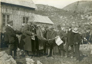 Clemenceau se faisant expliquer par l'ingénieur du Var M. Cottalorda  un projet de barrage au lac d'Allos qui ne sera finalement jamais réalisé