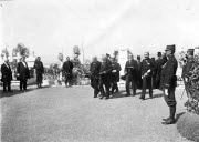 Georges Clemenceau et le Président Fallières quittant un cimetière (?)