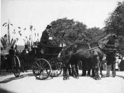 Voyage de G. Clemenceau à Montaigu et à  la Roche sur Yon - Clemenceau installé dans une calèche à l'arrêt