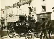 Voyage de G. Clemenceau à Montaigu et à  la Roche sur Yon - Clemenceau traverse la ville en calèche