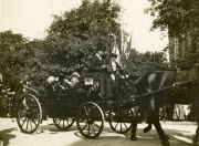 Voyage de G. Clemenceau à Montaigu et à  la Roche sur Yon- Clemenceau traverse la ville en calèche