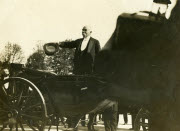 Voyage de G. Clemenceau à Montaigu et à  la Roche sur Yon- Clemenceau tsalue la foule depuis une calèche