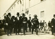 Voyage de G. Clemenceau à Montaigu et à  la Roche sur Yon - Clemenceau bavarde avec les officiels qui l'entourent en parcourant la ville à pied