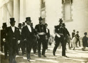 Voyage de G. Clemenceau à Montaigu et à  la Roche sur Yon - Clemenceau parcourt la ville à pied en compagnie notamment du préfet