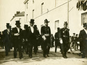 Voyage de G. Clemenceau à Montaigu et à  la Roche sur Yon - Clemenceau parcourt la ville à pied en compagnie notamment du préfet