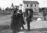 Clemenceau en discussion avec un homme